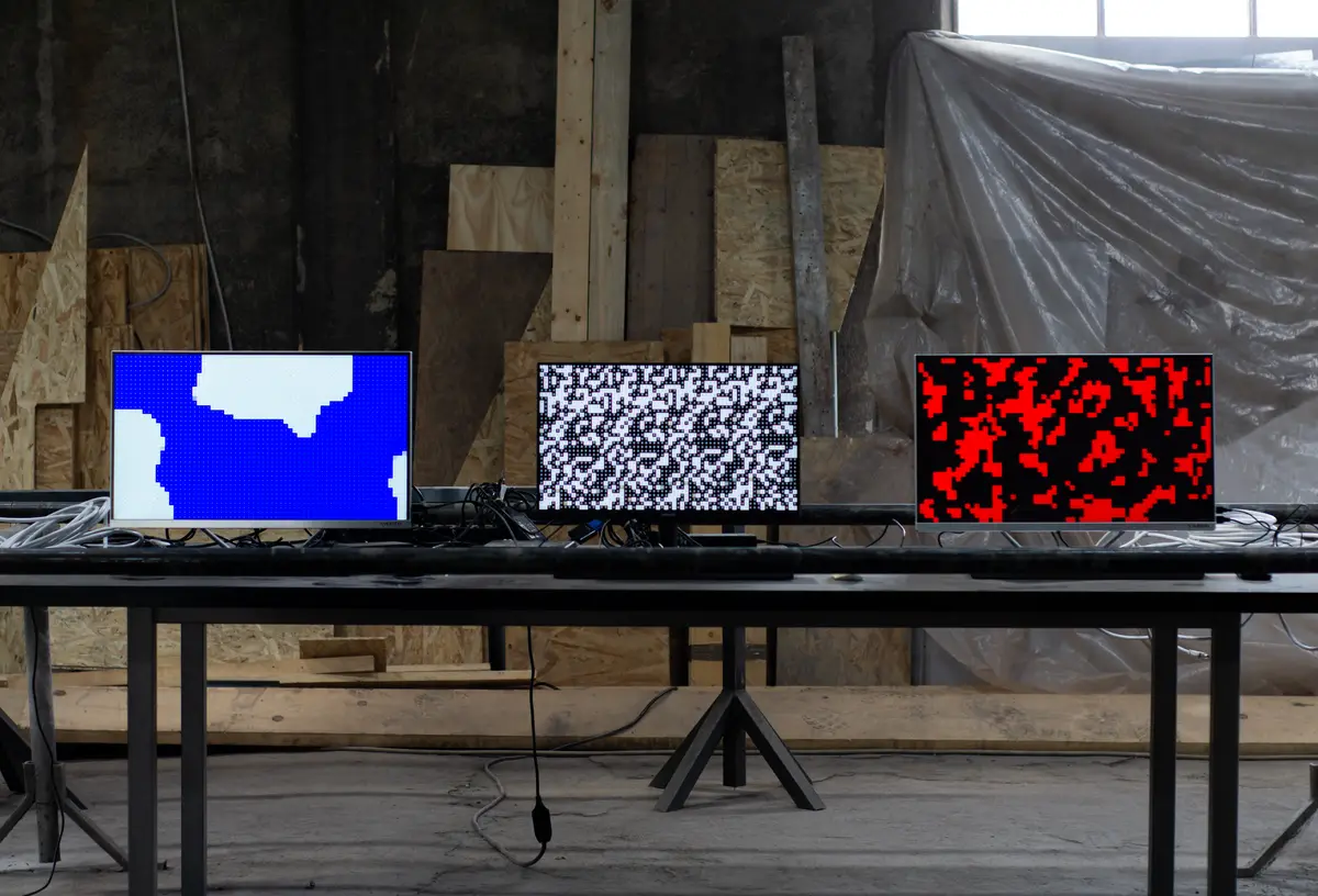 The three monitors of booleanSequence seen from the front: blue and white, black and white, red and black